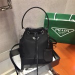 프라다 PRADA 나일론 탑 핸들 버킷백 블랙 1BE055