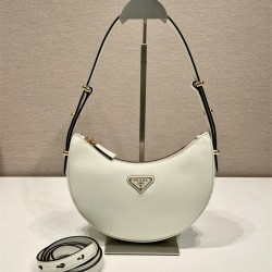 프라다 PRADA 신상  삼각로고 여성 숄더백 호보백 1BC194