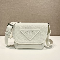 프라다 PRADA 엠보스드 로고 가죽 메신저백 2VD056